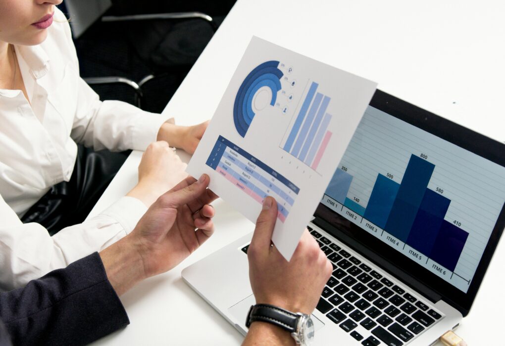 AI-powered dashboard showing customer behavior analitics and campain perfomance metrics, symbolizing how artifial intelligence is optimizing desicion-making