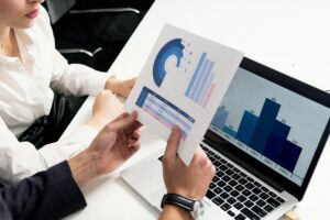 AI-powered dashboard showing customer behavior analitics and campain perfomance metrics, symbolizing how artifial intelligence is optimizing desicion-making