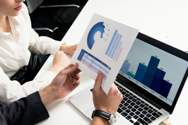 How AI Is Transforming Marketing (2025)? AI-powered dashboard showing customer behavior analitics and campain perfomance metrics, symbolizing how artifial intelligence is optimizing desicion-making