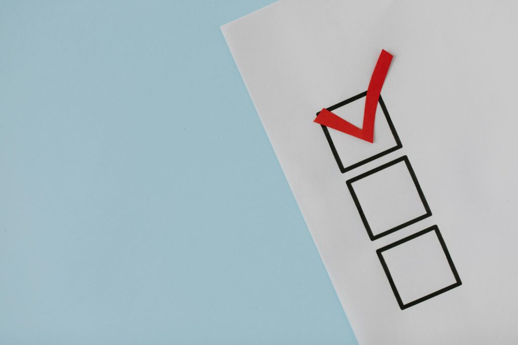 Checklist for validating dropshipping products, including criteria like market demand, competition analysis, profit margin, supplier reliability, and customer reviews.